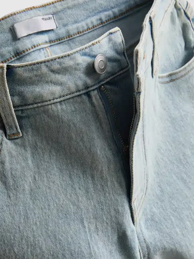 Denimshorts med mellemhøj talje og opsmøg