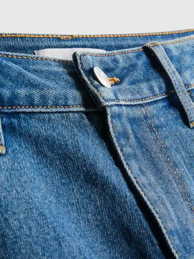 Denimshorts med mellemhøj talje og opsmøg