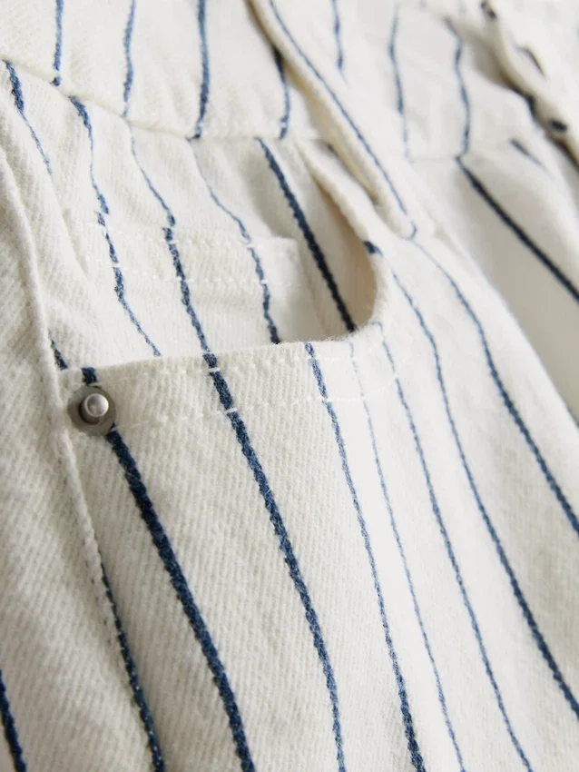 Denimshorts med mellemhøj talje og opsmøg
