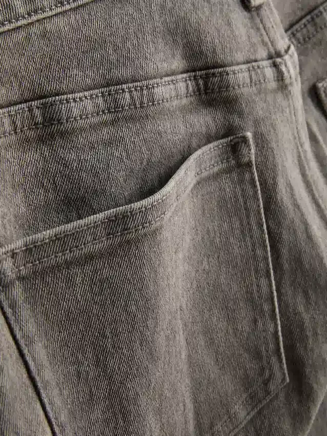 Denimshorts med mellemhøj talje og opsmøg