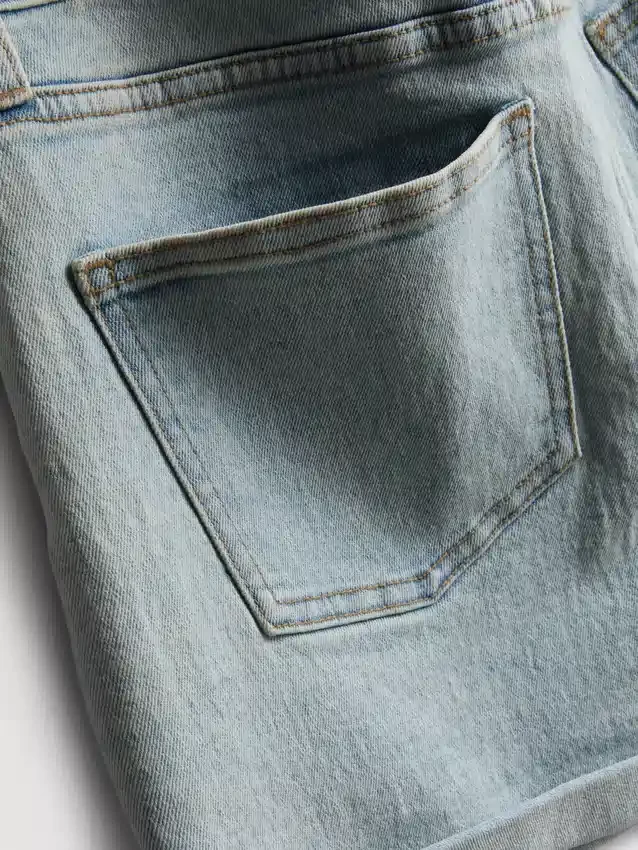 Denimshorts med mellemhøj talje og opsmøg