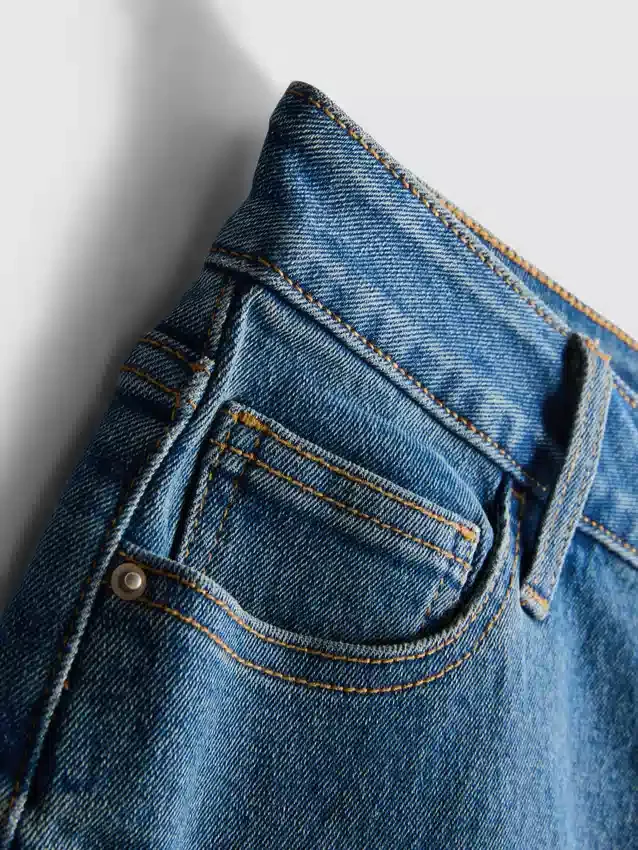 Denimshorts med mellemhøj talje og opsmøg