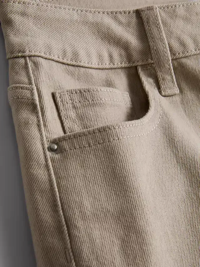 Denimshorts med mellemhøj talje og opsmøg