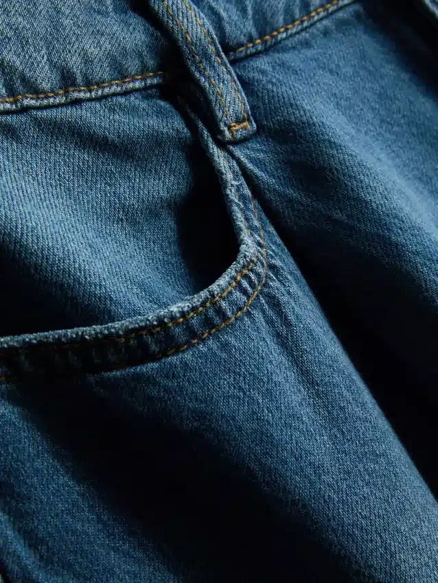 Denimshorts med plissering og udvidet ben i høj bomuldsandel