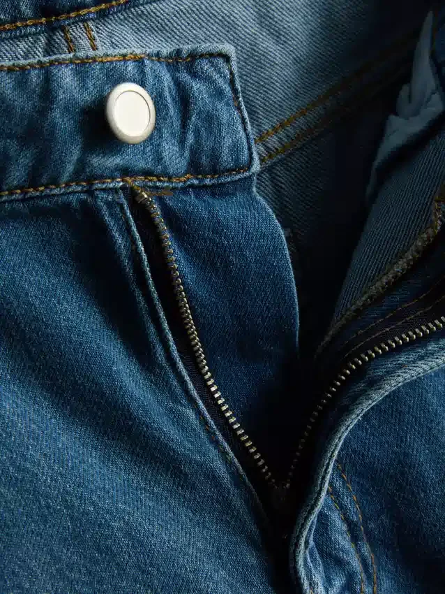 Denimshorts med plissering og udvidet ben i høj bomuldsandel