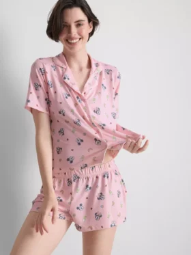Disneys Mickey Mouse-pyjamasser i boyfriend-stil