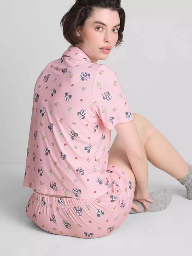 Disneys Mickey Mouse-pyjamasser i boyfriend-stil