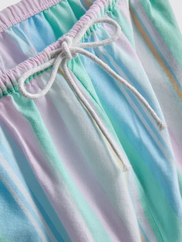 Elsker at slappe af i disse pastelfarvede pyjamasbukser med lige ben