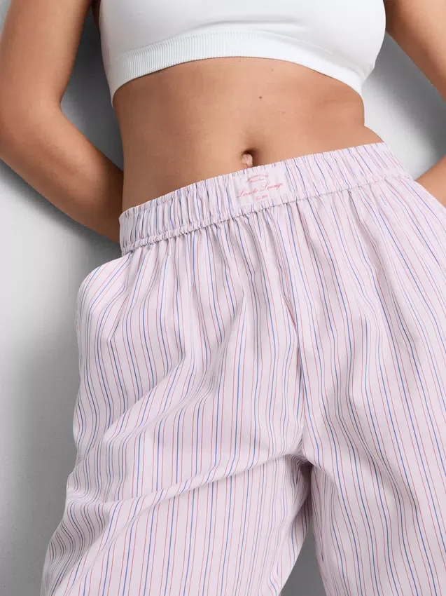 Elsker at slappe af i disse stribede pyjamasbukser med lige ben