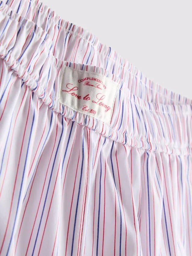 Elsker at slappe af i disse stribede pyjamasbukser med lige ben