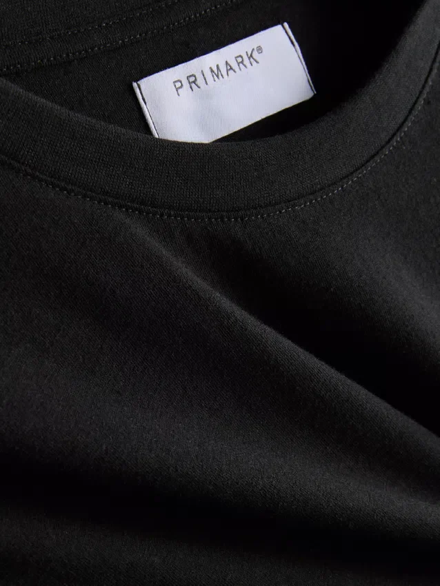En regular fit skjorte med korte ærmer og rund halsudskæring