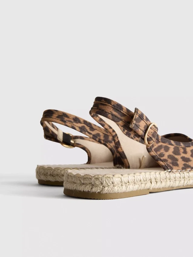 Espadrille-sandaler med spænde bagpå