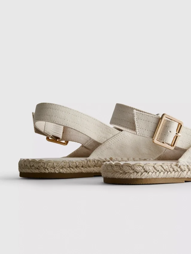 Espadrille-sandaler med spænde bagpå