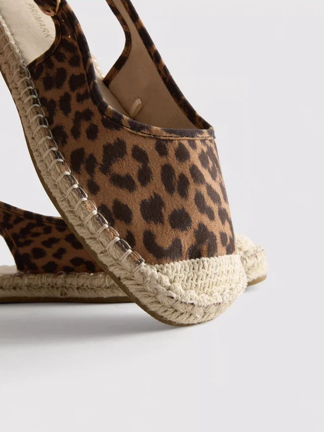 Espadrille-sandaler med spænde bagpå