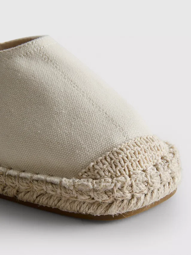 Espadrille-sandaler med spænde bagpå