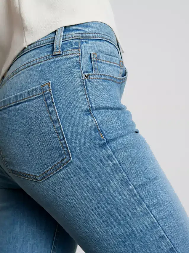 Flared jeans i bomuldsdenim med mellemhøj talje