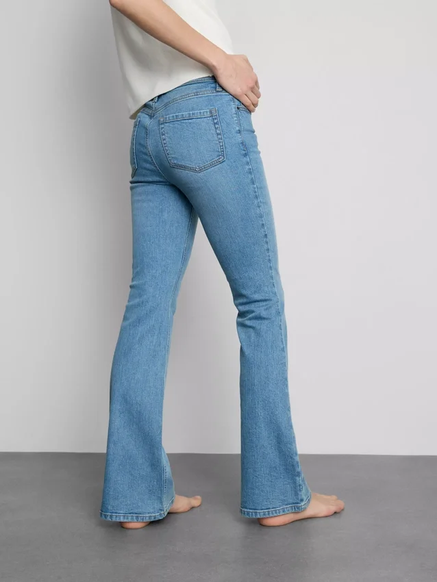 Flared jeans i bomuldsdenim med mellemhøj talje
