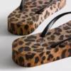 Flatform-klipklapper med leopardmønster
