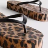 Flatform-klipklapper med leopardmønster