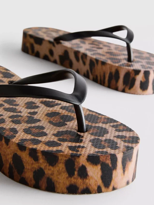 Flatform-klipklapper med leopardmønster
