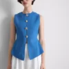Formet vest med knapper