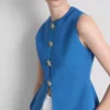 Formet vest med knapper