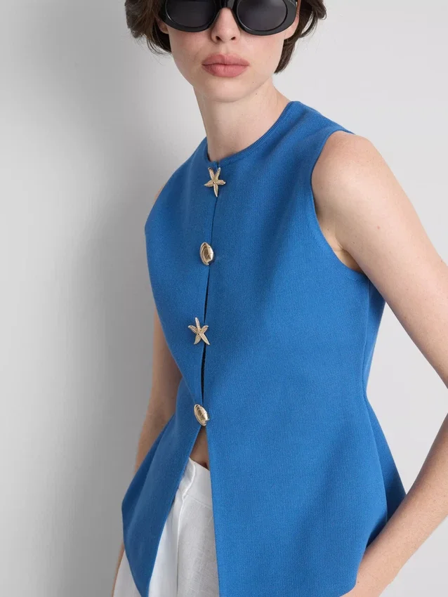 Formet vest med knapper
