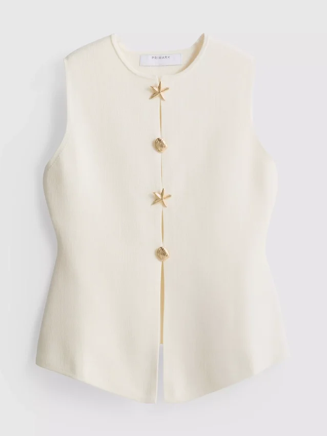 Formet vest med knapper