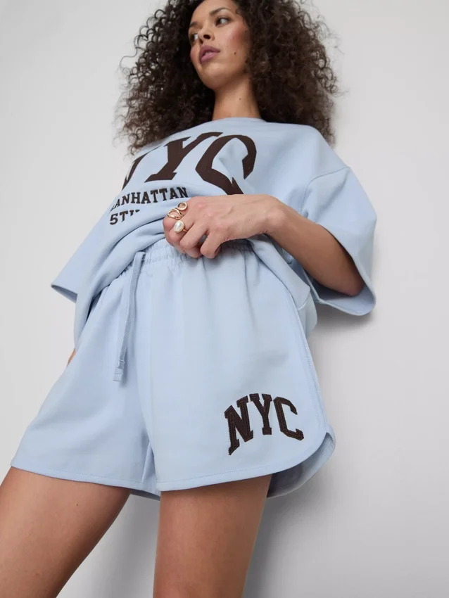 Fritidsshorts med højt bomuldsindhold i afslappet NYC-stil