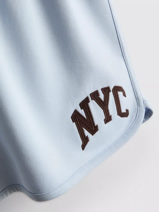 Fritidsshorts med højt bomuldsindhold i afslappet NYC-stil