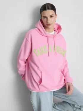 Hættetrøje med collegiate-print i bomuldsrigt materiale