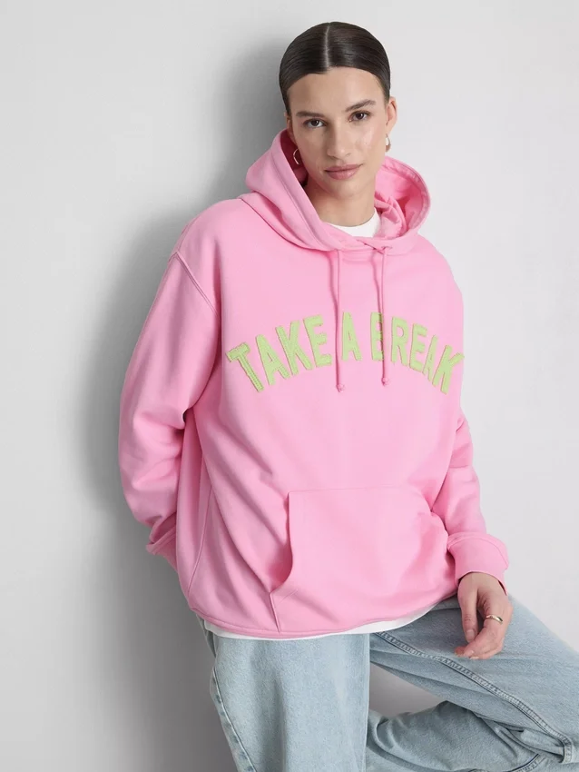 Hættetrøje med collegiate-print i bomuldsrigt materiale