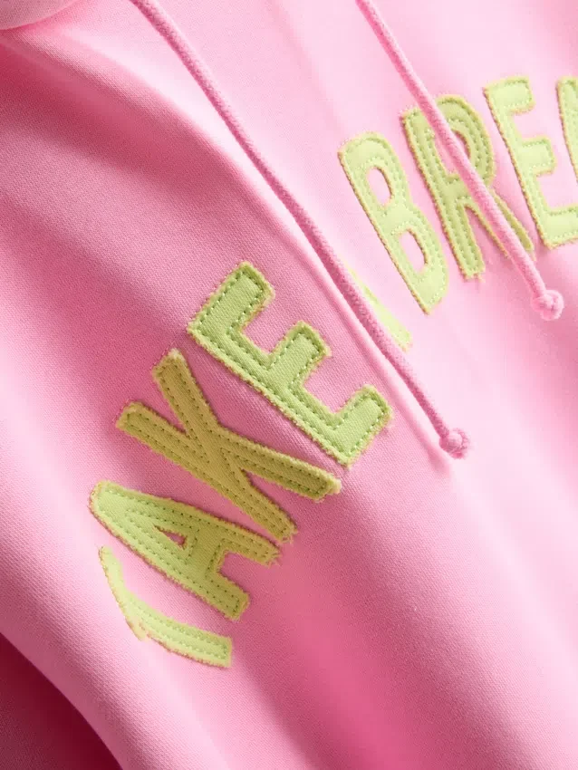 Hættetrøje med collegiate-print i bomuldsrigt materiale