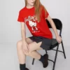 Hello Kitty bomulds-T-shirt i afslappet stil med jordbærmotiv