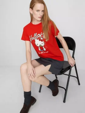Hello Kitty bomulds-T-shirt i afslappet stil med jordbærmotiv