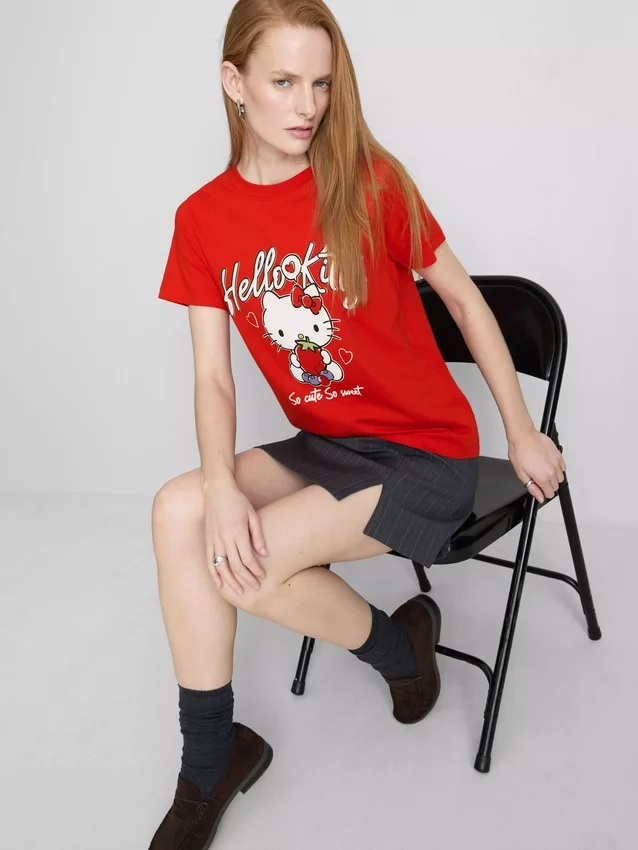 Hello Kitty bomulds-T-shirt i afslappet stil med jordbærmotiv