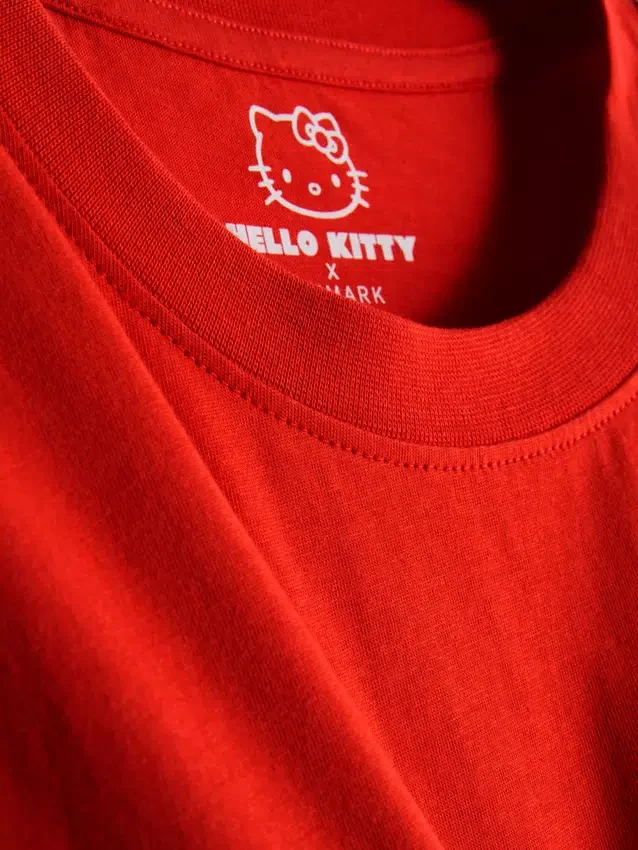 Hello Kitty bomulds-T-shirt i afslappet stil med jordbærmotiv