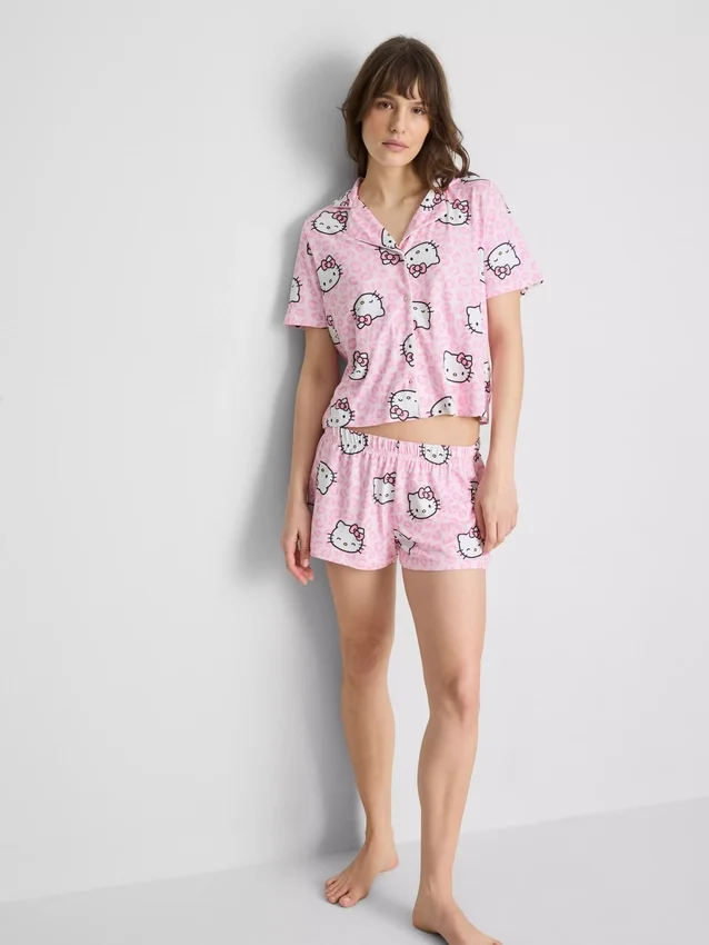 Hello Kitty-pyjamasser i kort boyfriend-stil