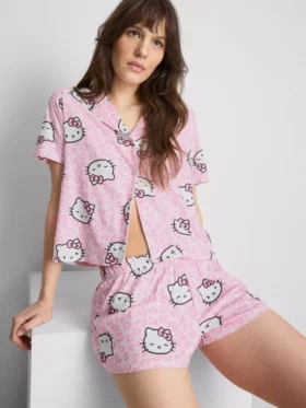 Hello Kitty-pyjamasser i kort boyfriend-stil