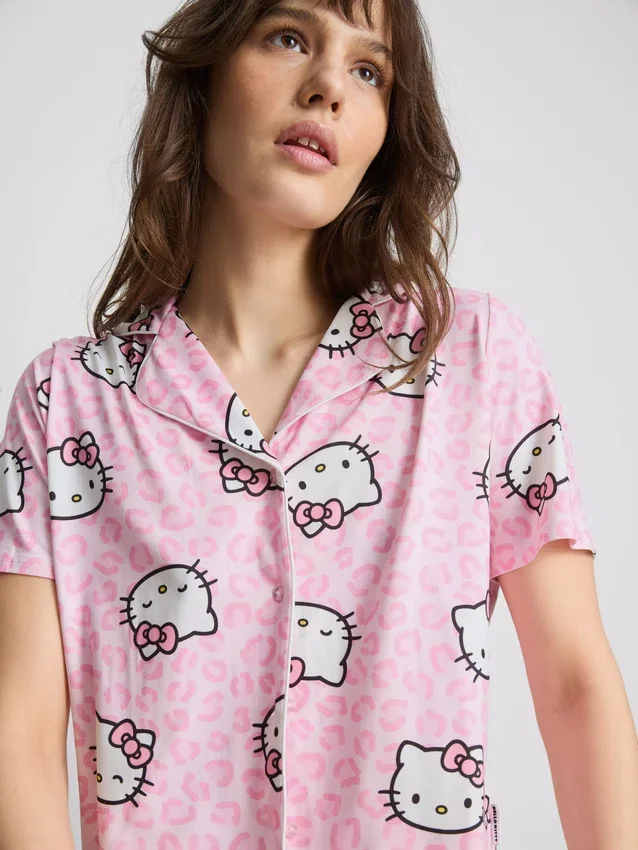 Hello Kitty-pyjamasser i kort boyfriend-stil