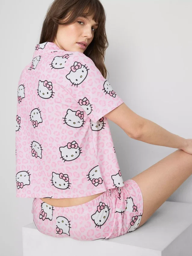 Hello Kitty-pyjamasser i kort boyfriend-stil