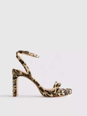 Højhælede sko med leopardmønster