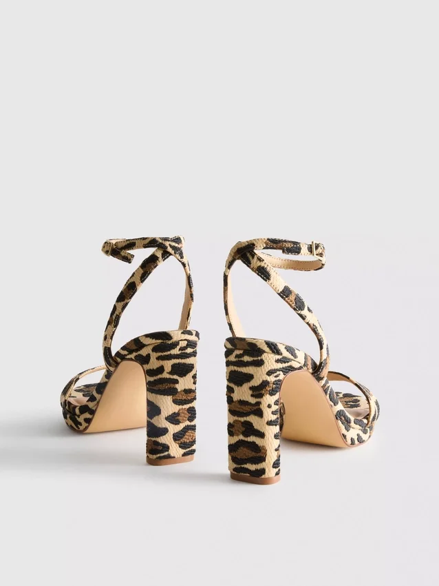 Højhælede sko med leopardmønster