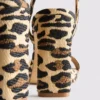 Højhælede sko med leopardmønster