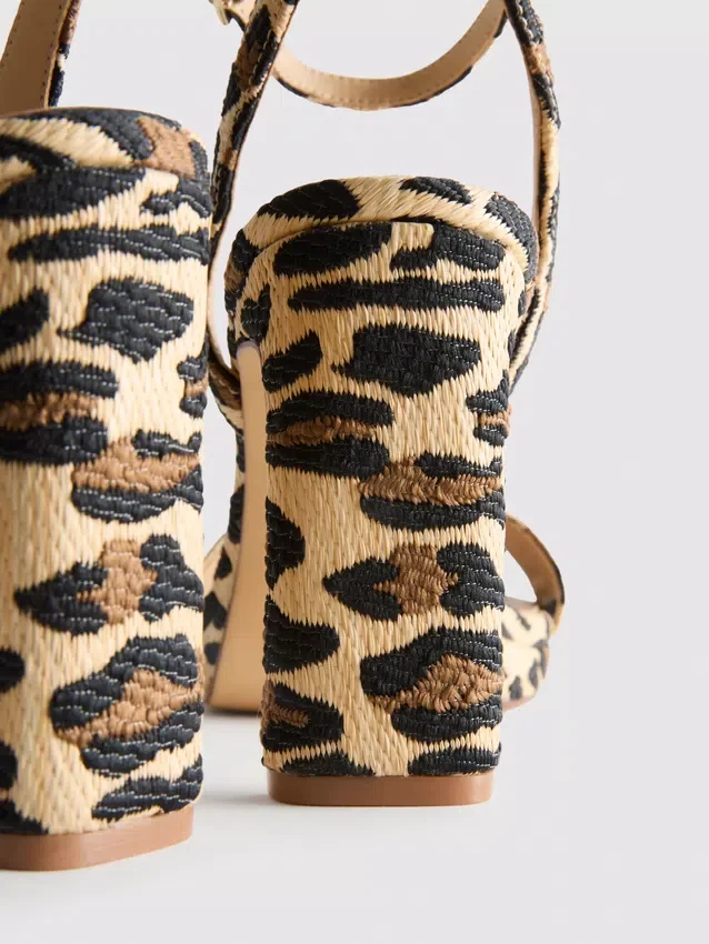 Højhælede sko med leopardmønster