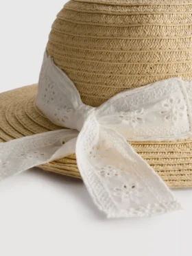 Hue med engelsk broderi
