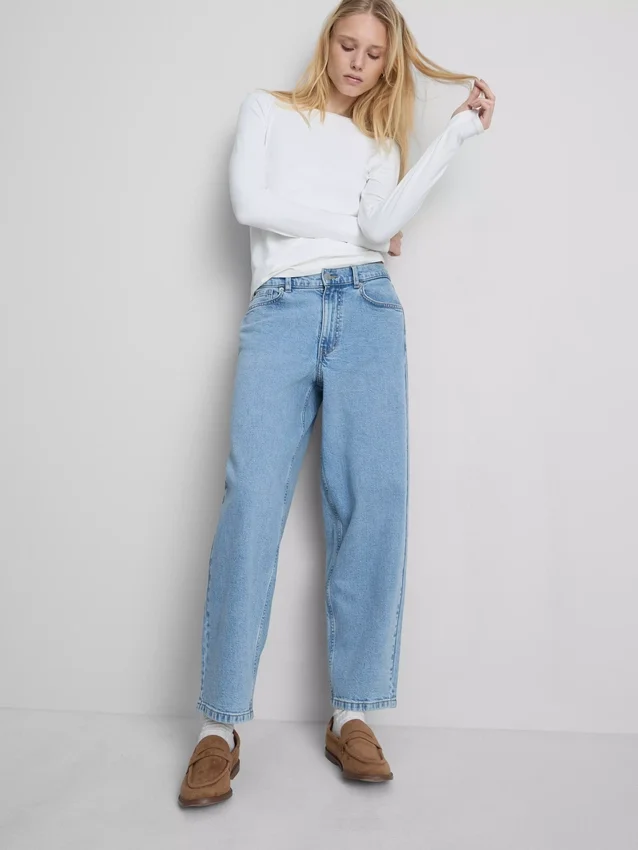 Jeans i bomuldsdenim med høj talje og konisk snit