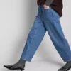 Jeans i bomuldsdenim med høj talje og konisk snit