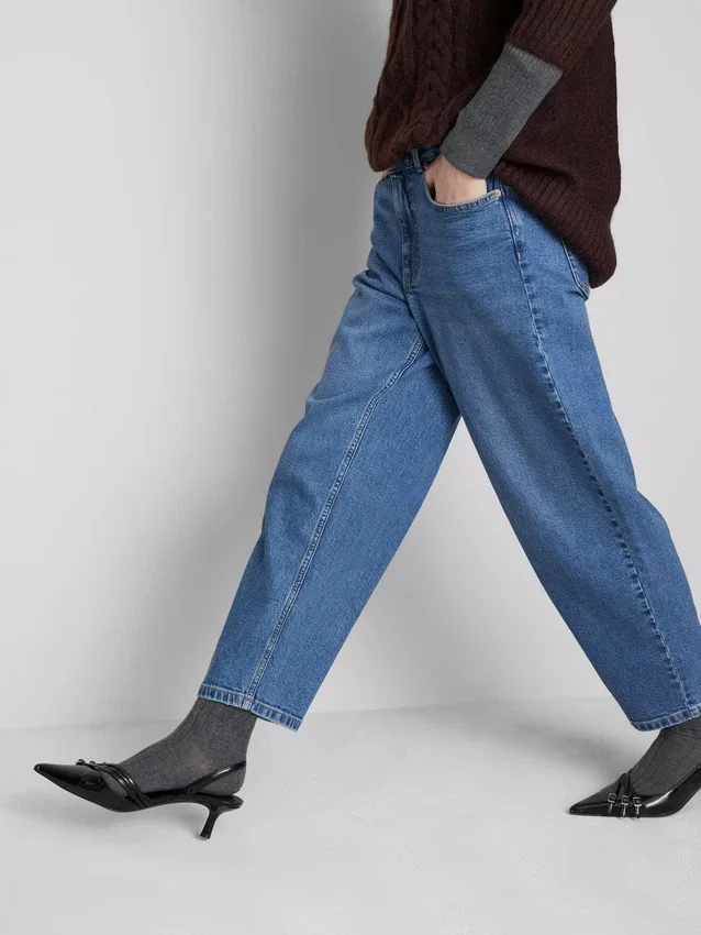 Jeans i bomuldsdenim med høj talje og konisk snit