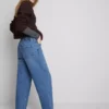 Jeans i bomuldsdenim med høj talje og konisk snit